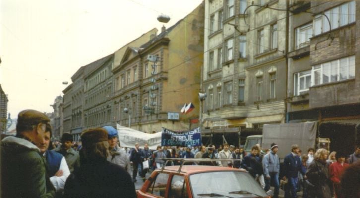 Za komunistov sa žilo lepšie a november 89 bol sprisahaním? Najväčšie klamstvá o Nežnej revolúcii a socializme v Československu