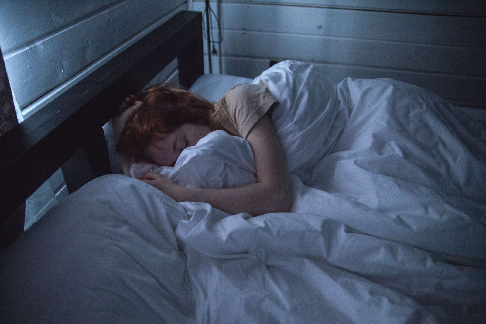Expert na spánok tvrdí, že tvrdenie, že v noci musíme spávať 8 hodín je blbosť. Radí, ako sa vyspať čo najlepšie