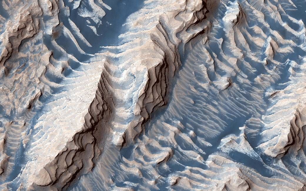 Duny na Marse pripomínajú Oreo zmrzlinu. Nové fotografie ti ukážu červenú planétu úplne inak, než sme zvyknutí