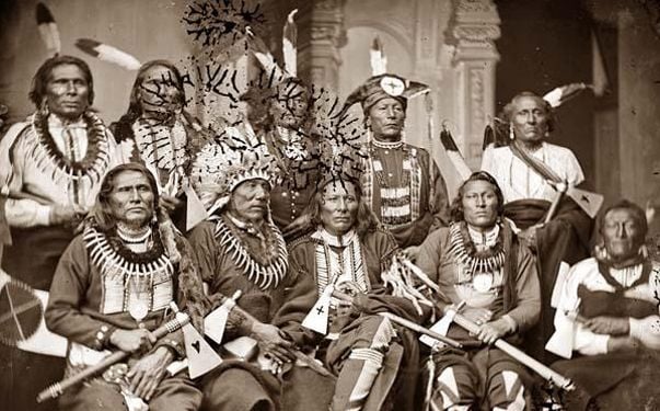 Divoký západ: Obdobie genocídy Indiánov, stiahnutých skalpov a budovania národnej identity USA