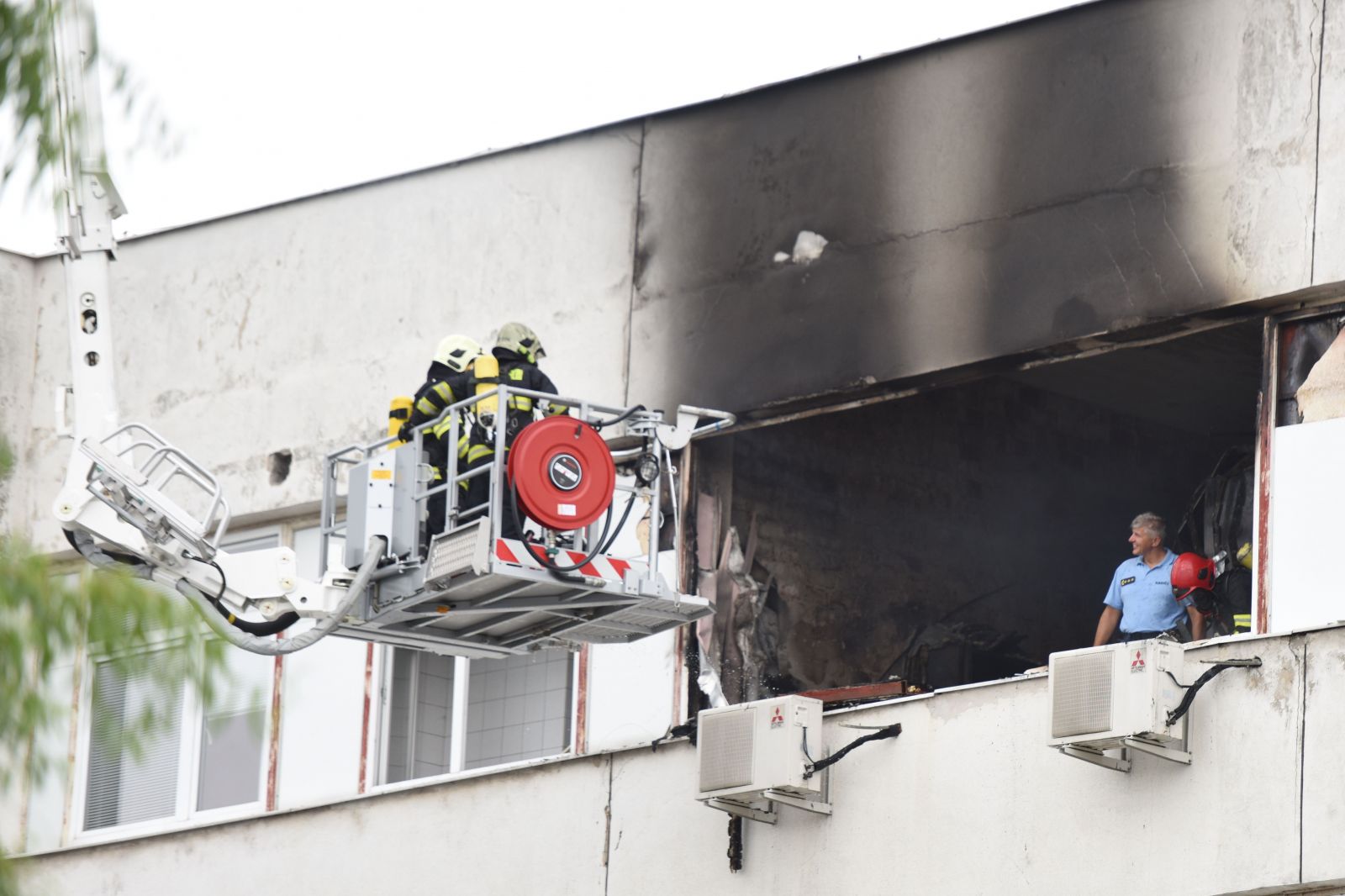 V Trnave začala horieť stredná škola. Na mieste zasahujú desiatky hasičov, pri požiari sa nik nezranil