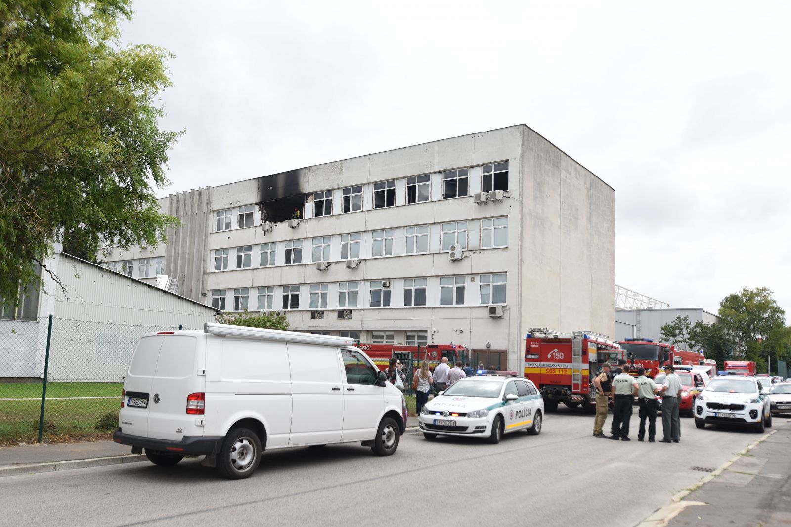 V Trnave začala horieť stredná škola. Na mieste zasahujú desiatky hasičov, pri požiari sa nik nezranil