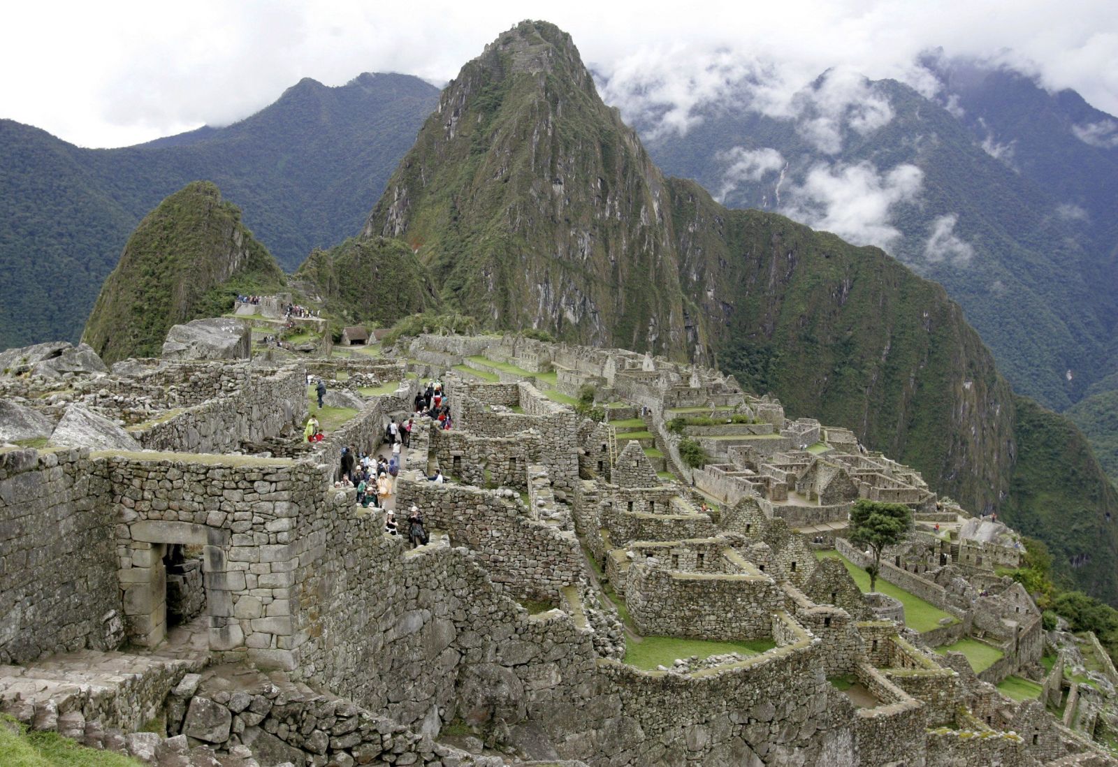 Skupinka turistov vykonala veľkú potrebu v chráme na Machu Picchu. Okrem toho rozbili dlažbu a poškodili múry