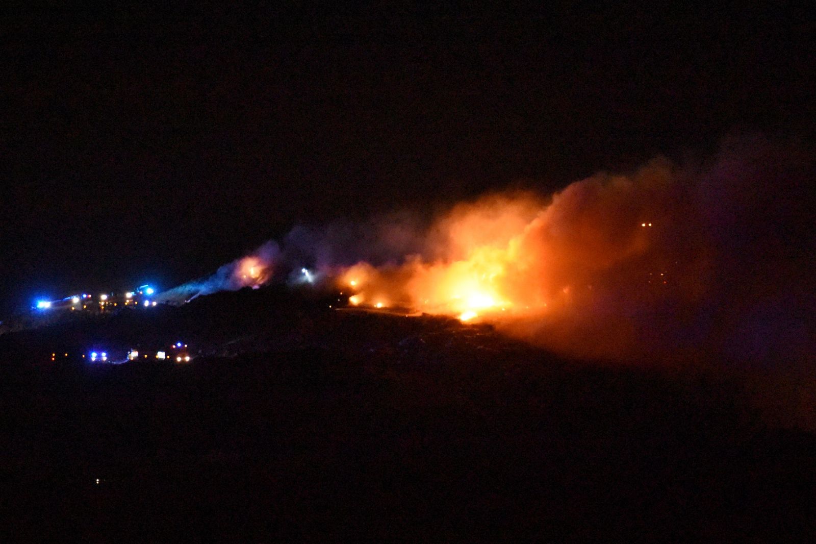 V Trnave už druhý deň horí skládka. Požiar sa snaží uhasiť viac ako 30 hasičov a dobrovoľníkov