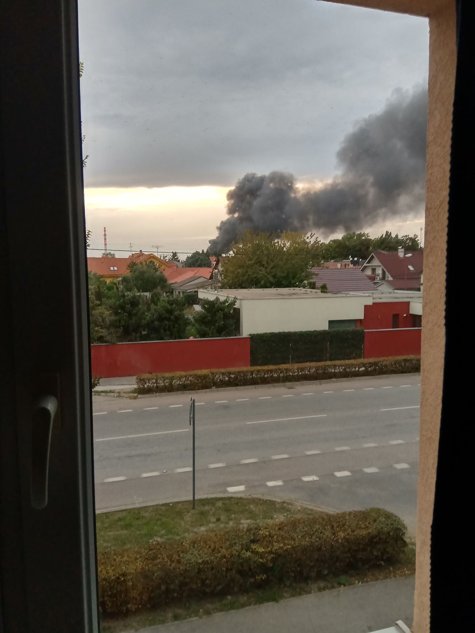 V Trnave horí sklad s chemikáliami, nad mestom sa valí hustý čierny dym. Evakuovali 1 500 ľudí