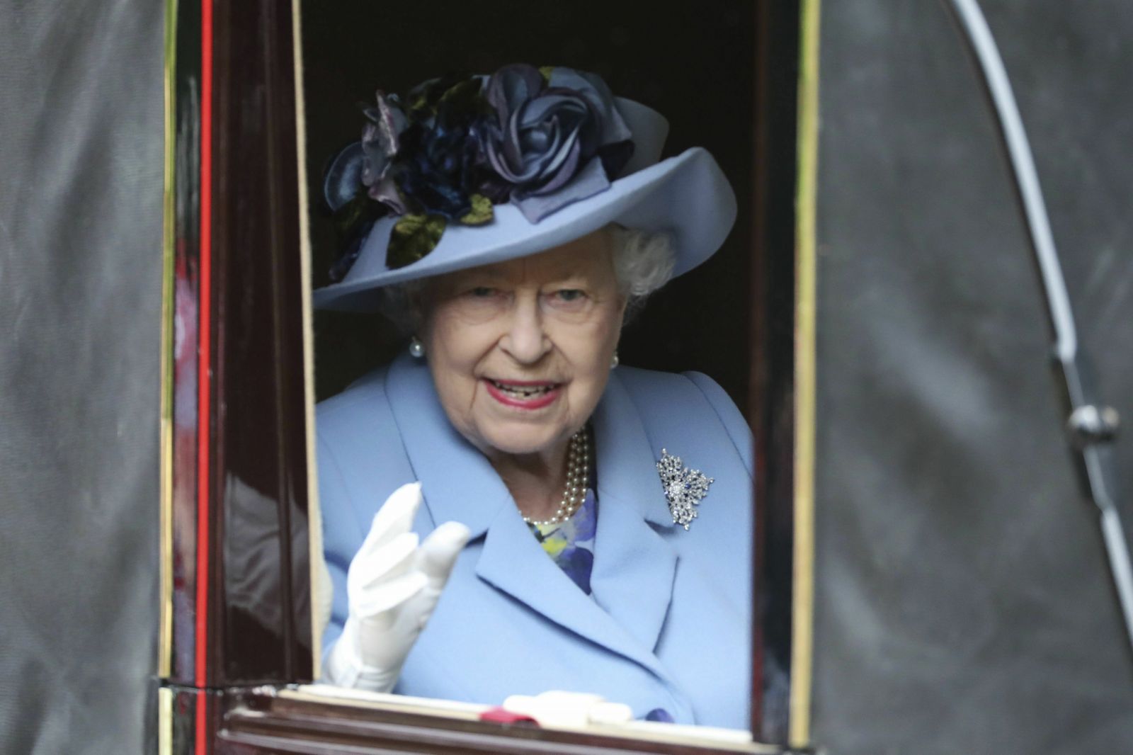 Kráľovná Alžbeta II. už nebude mať ďalšie oblečenie s pravou kožušinou. Palác nepodporuje týranie zvierat