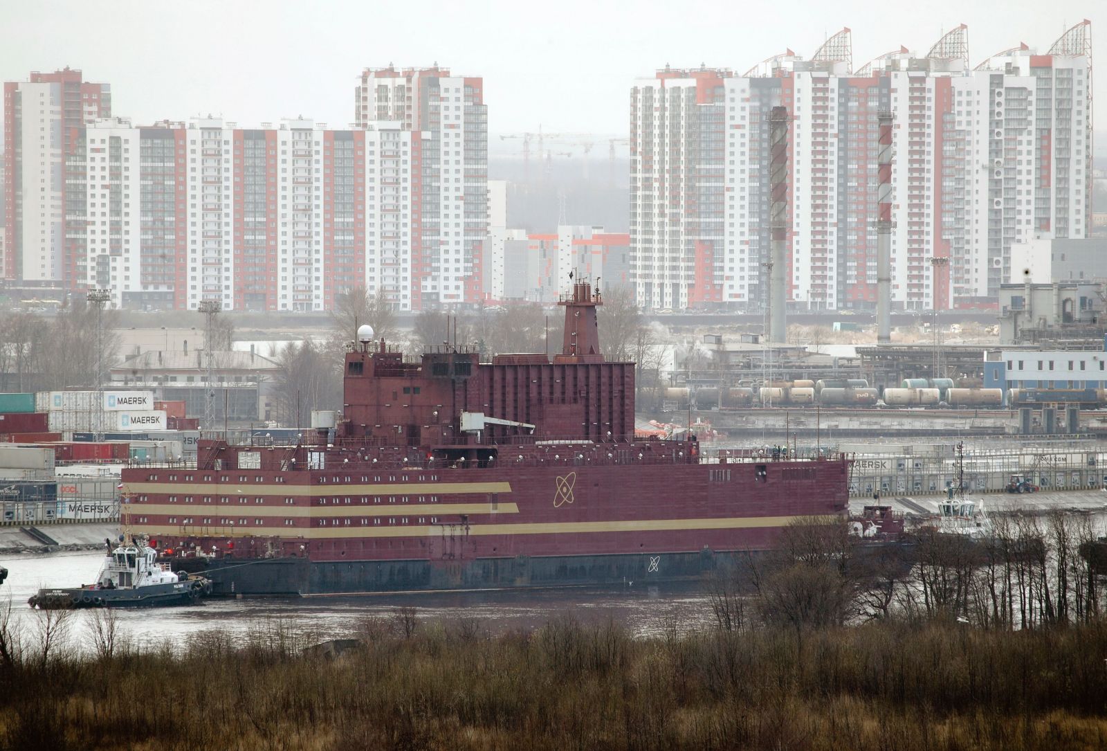 Ruská plávajúca jadrová elektráreň, prezývaná aj Černobyľ na vode, dorazila na svoju trvalú základňu