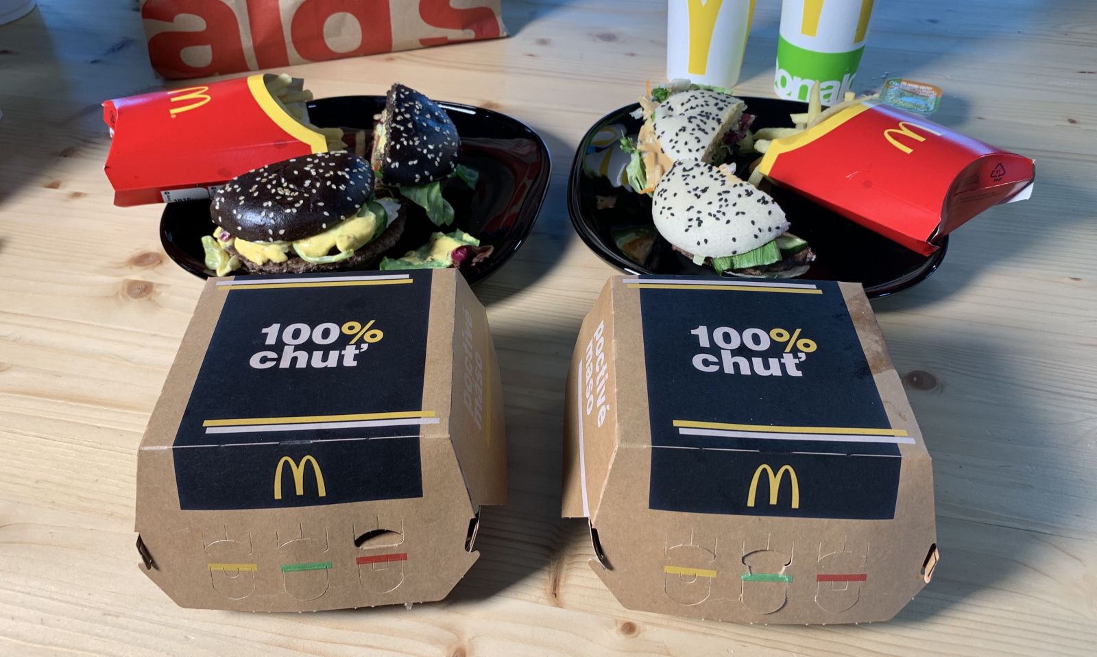 Otestovali sme novú ázijskú ponuku McDonald's. Čo sa skrýva za burgrami Kreveta-shi a Krava-shi?