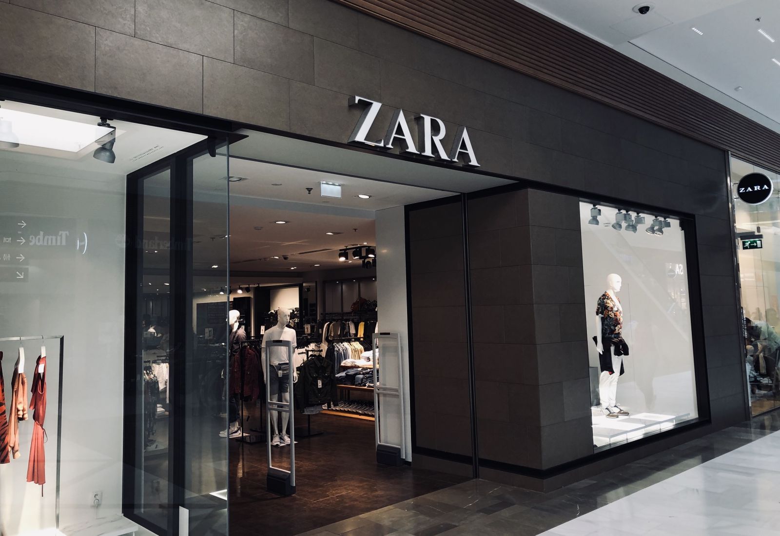 Navštívili sme fast fashion predajne a hľadali napodobeniny. Zara či Forever 21 stále vykrádajú svetové značky