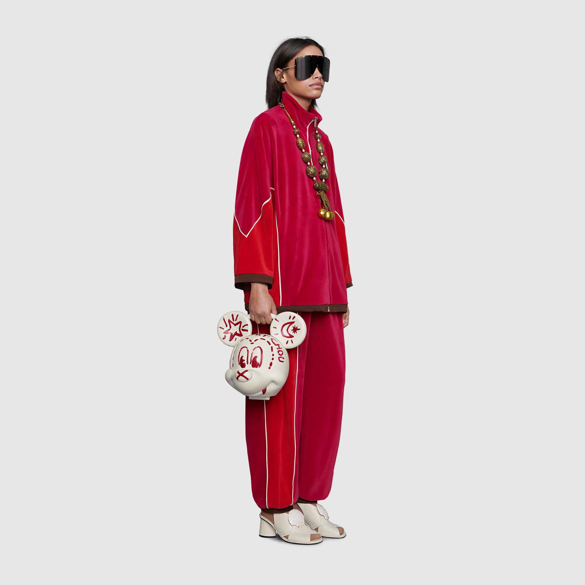Gucci predstavilo bizarnú kabelku v tvare 3D hlavy Mickey Mousa, za ktorú si pýta 4 000 €