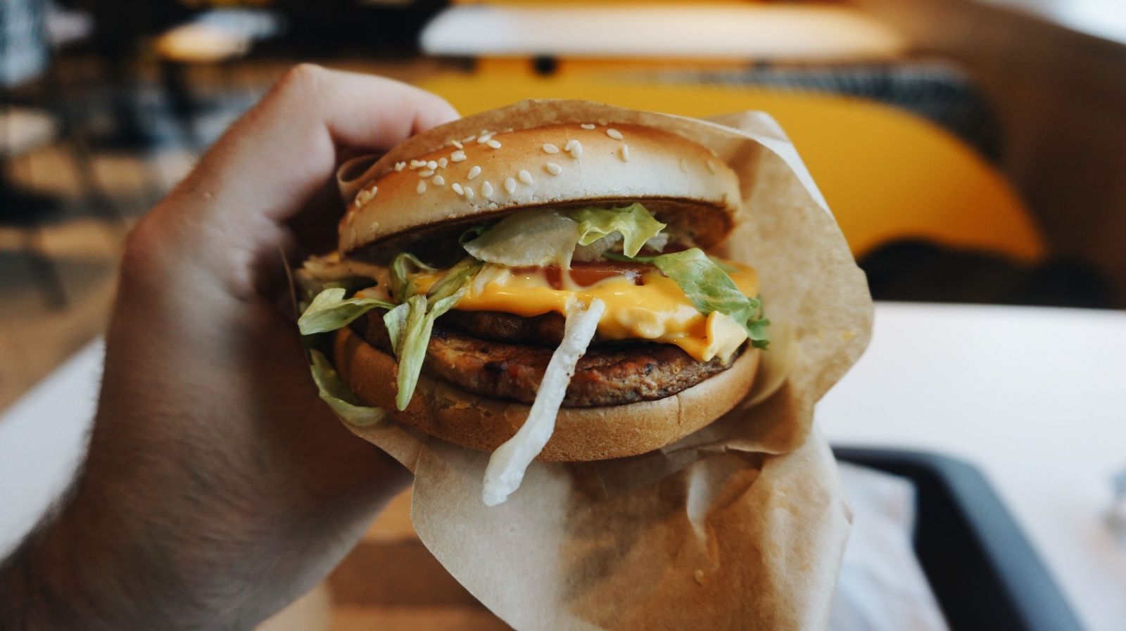 Lučina x McDonald ': Ako chutí tradičné slovenské burger s bryndzou a reďkovkou v Mekáč?  (Test)