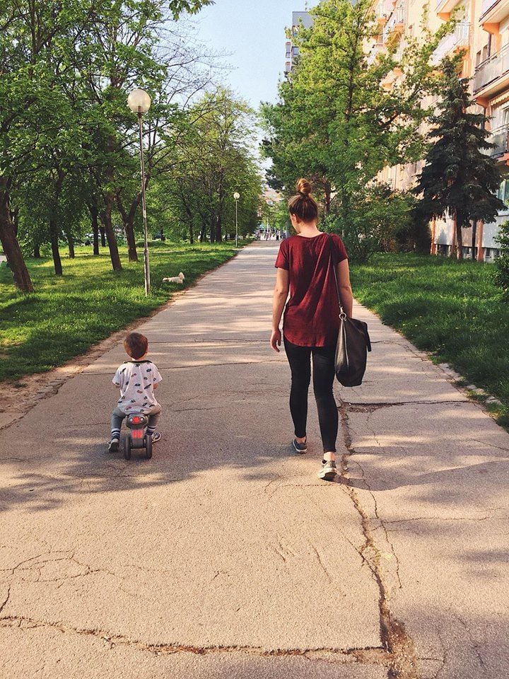 Mladá opatrovateľka: Na Instagrame som predstierala, ako sa mám dobre. Deti si ma však nevážili (Rozhovor)