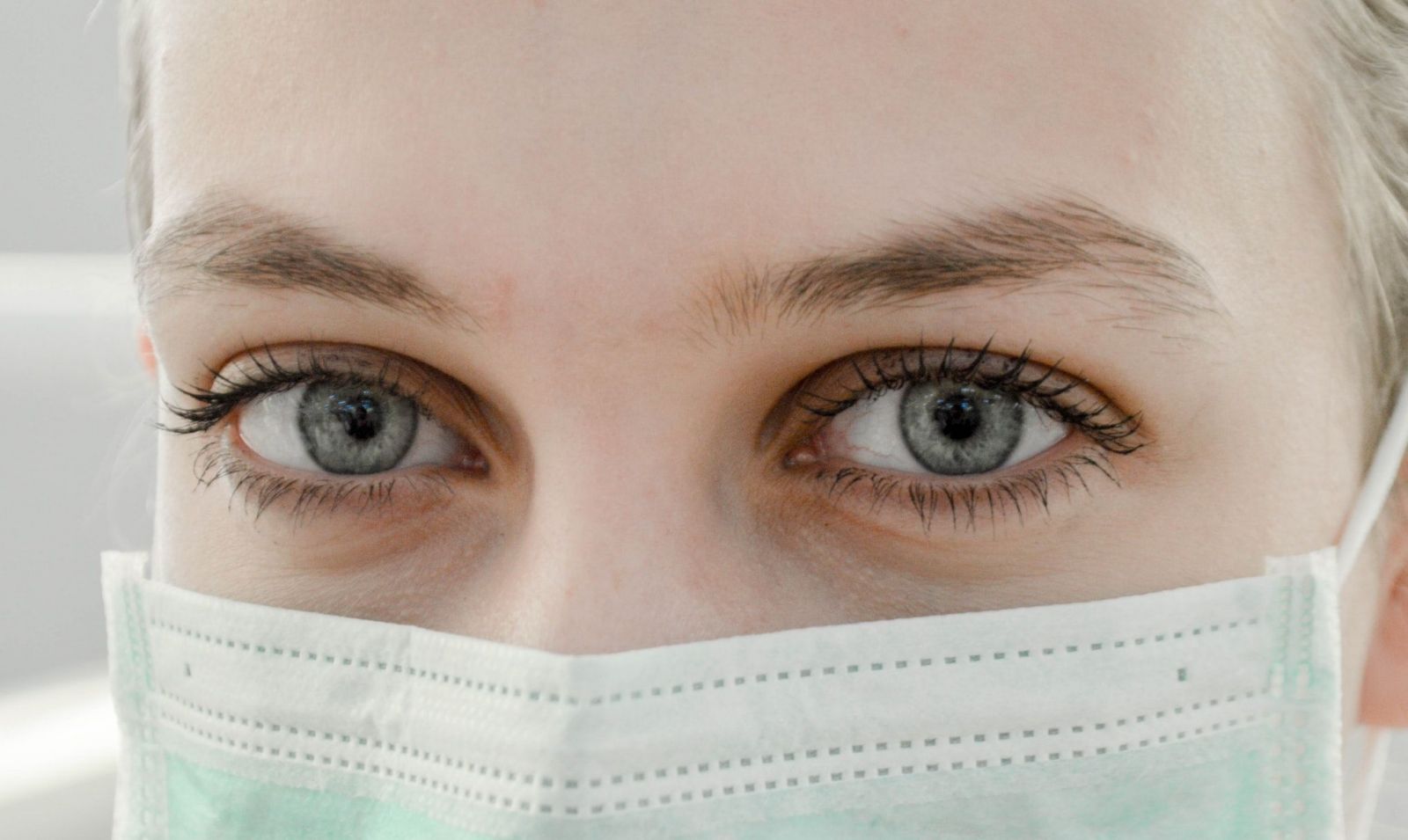 Koronavírus môže spôsobiť aj problémy s očami, tvrdia odborníci. Chrániť sa vraj môžeš slnečnými okuliarmi