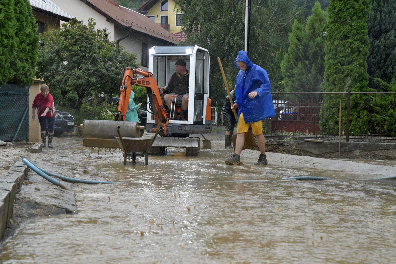 Bratislava zápasí so silnými búrkami. Mnohé ulice zostali zatopené