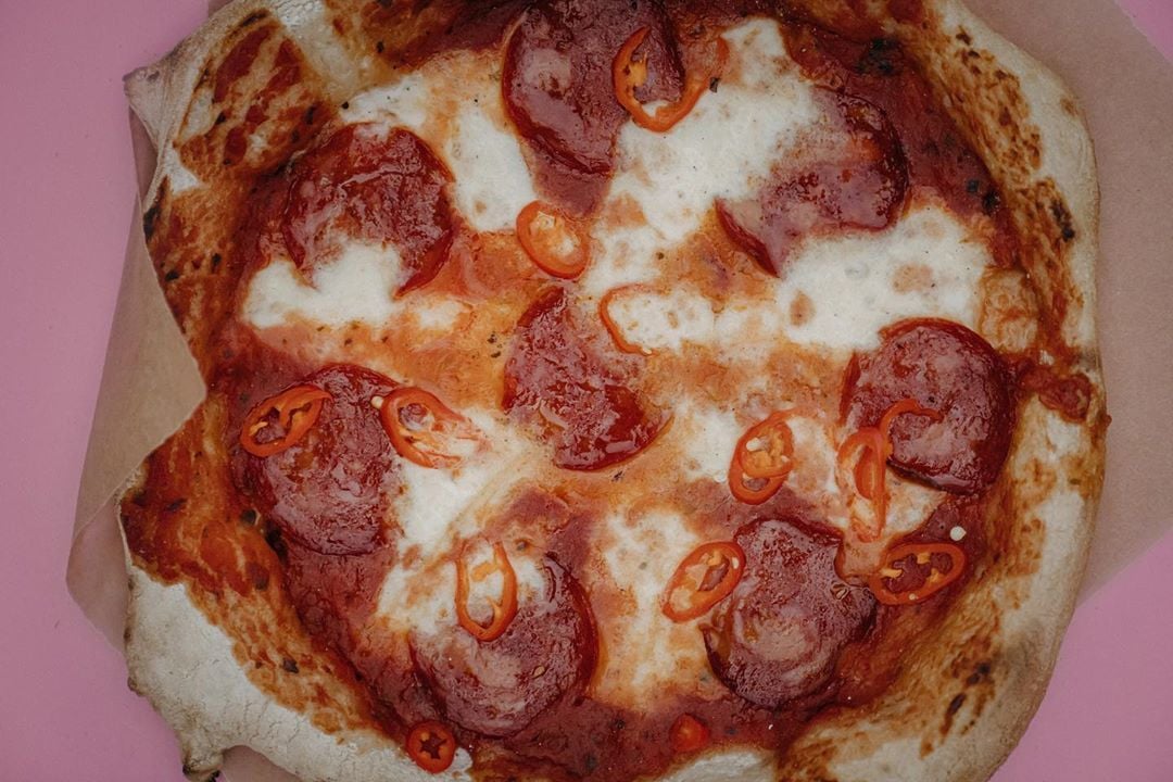Slajs Pizza: Predali viac ako pol milióna hot dogov, dnes sa ťa snažia získať na hruškovú a mätovú pizzu z kvásku (Test)