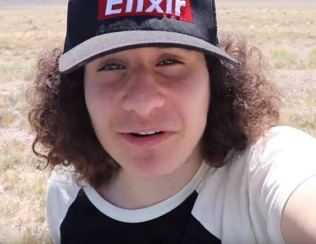 Youtuber sa počas reportáže z nájazdu na Area 51 snažil dostať do základne vtipným Naruto behom