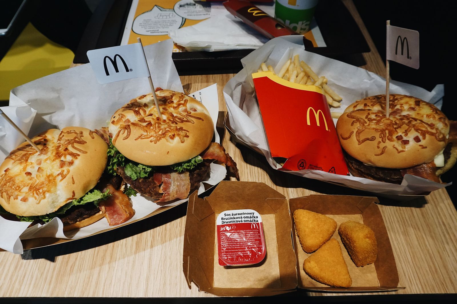 Je syrová sezóna v McDonald's stále najlepšia? Otestovali sme populárny Swiss King, Cheese King a novú škoricovú Coca-Colu