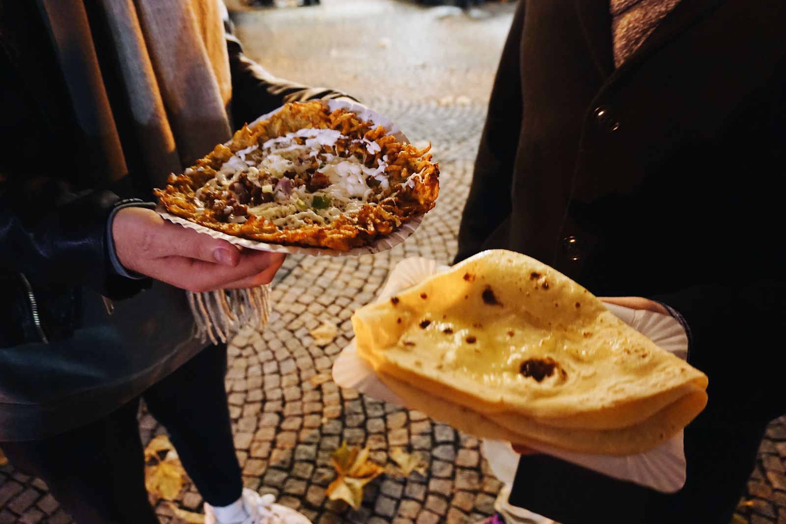 Slovenská pizza či japonské špeciality. Aké je najlepšie jedlo na Vianočných trhoch v Bratislave?