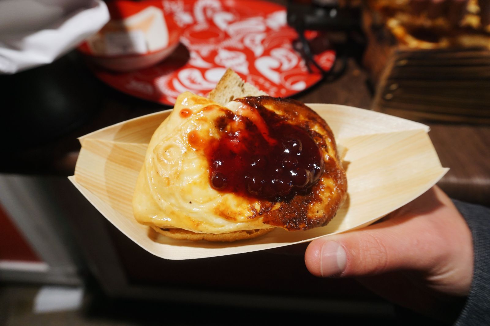 Slovenská pizza či japonské špeciality. Aké je najlepšie jedlo na Vianočných trhoch v Bratislave?