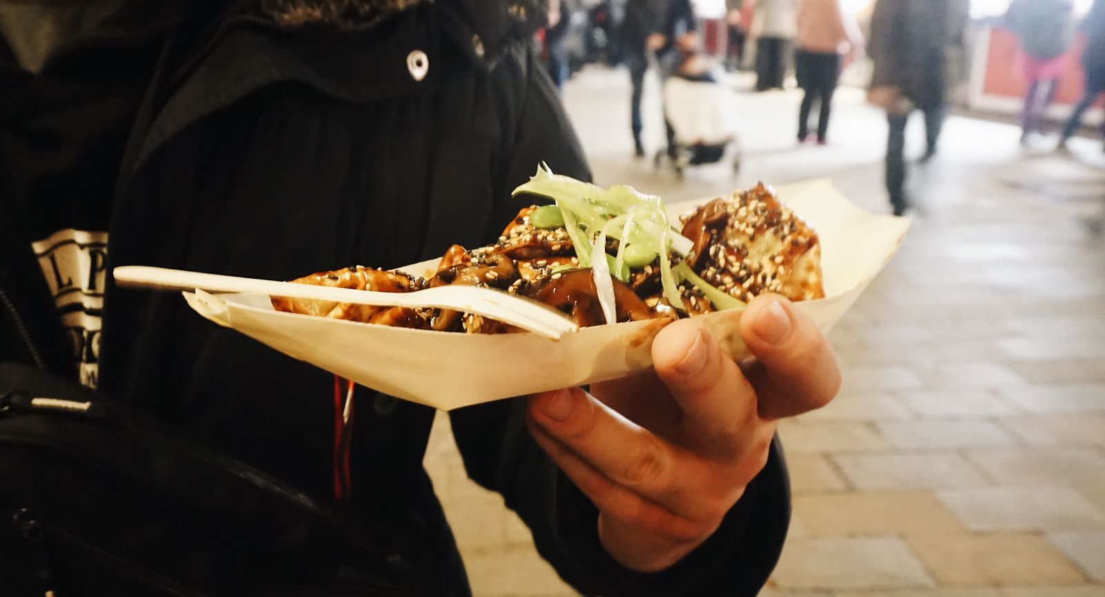 Slovenská pizza či japonské špeciality. Aké je najlepšie jedlo na Vianočných trhoch v Bratislave?