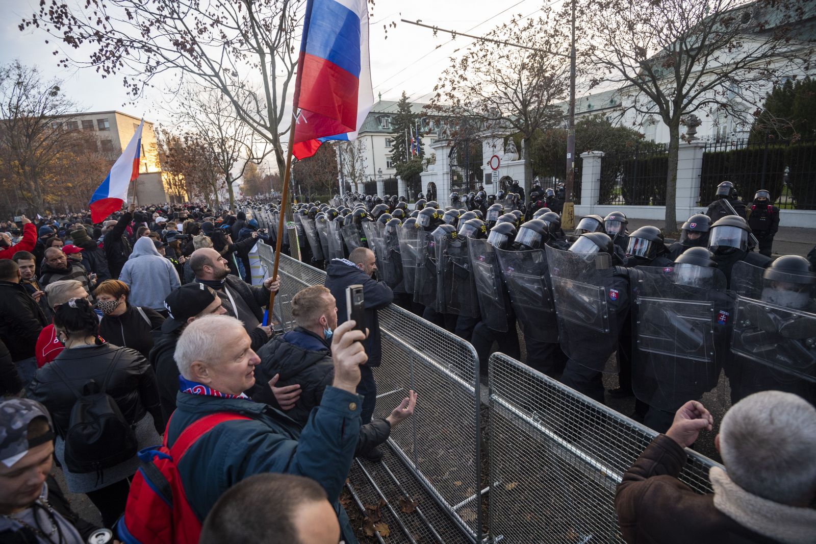 Slovák sa zúčastnil novembrového protestu proti opatreniam bez rúška. Nakazil sa koronavírusom a zomrel