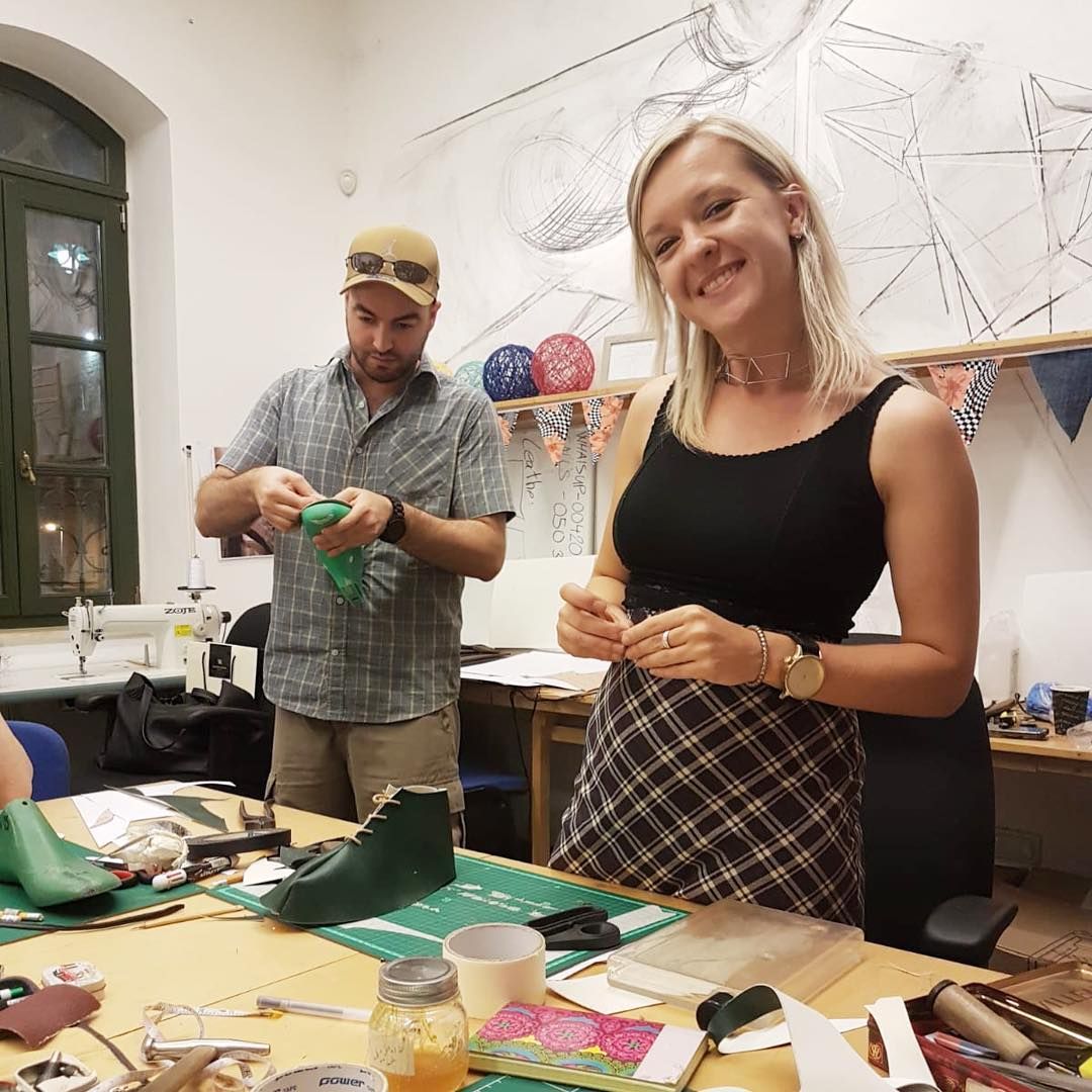 Češka vyrába tenisky z kávového odpadu. Návrhárka Eva organizuje workshopy, na ktorých ti pomôže ušiť vlastné sneakers