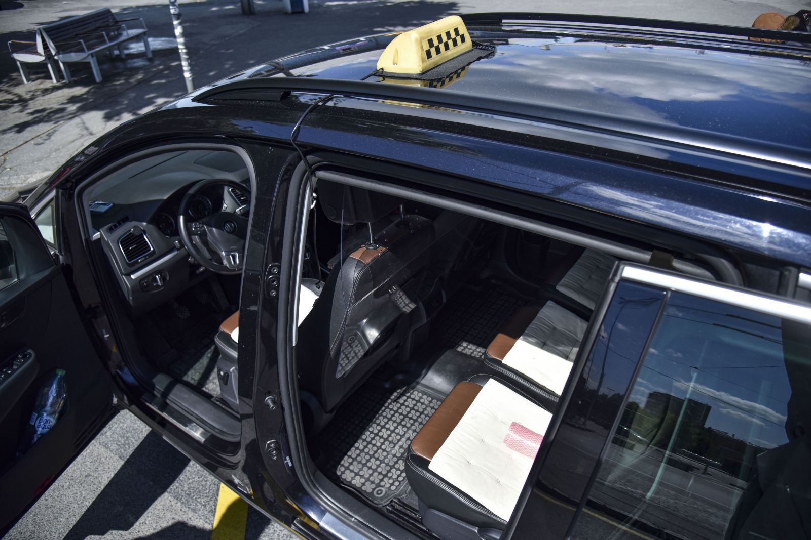 Taxikári jazdia za polovičné ceny a niektorí z nich by si bariéru medzi vodičom a zákazníkom nechali navždy