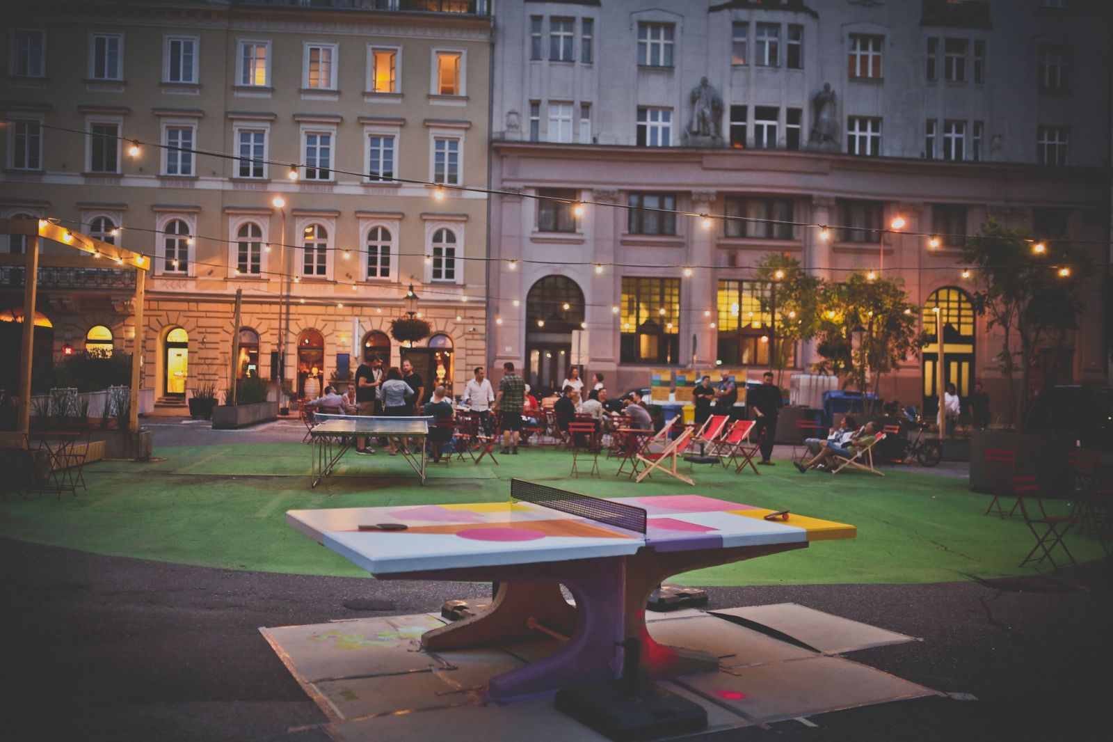 Namiesto parkoviska vznikol moderný priestor pre ľudí, kde si vychutnáš pivo a  zahráš ping pong