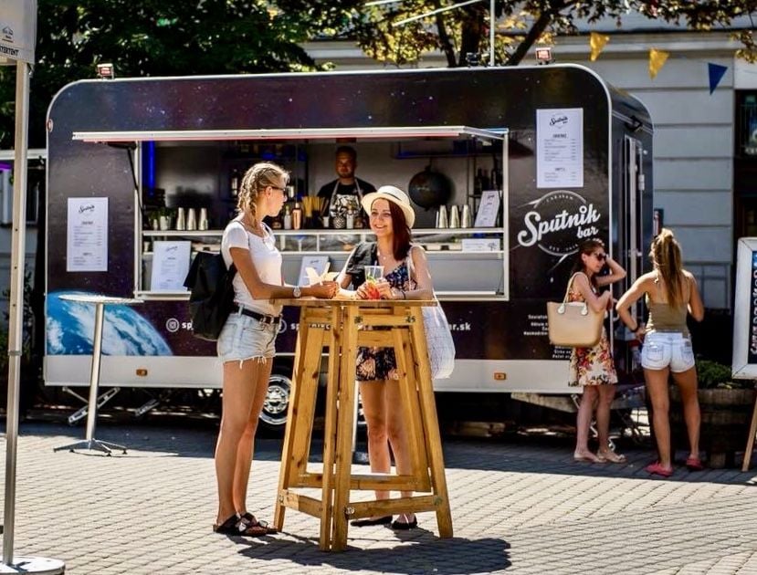 Koktejl bar na kolesách chodí po celom Slovensku. Zastihneš ho na festivaloch, street foode a možno aj v tvojom meste (Rozhovor)