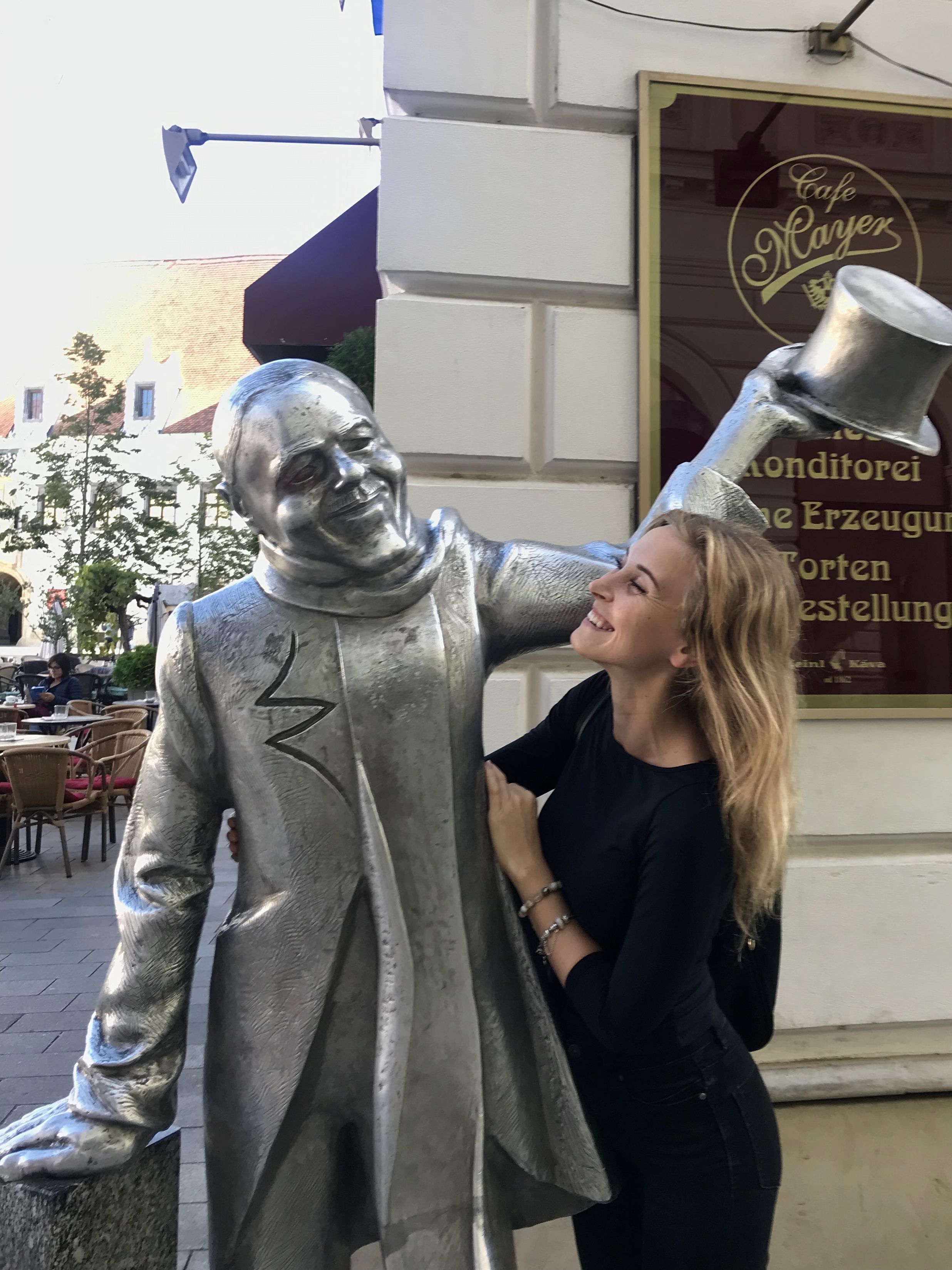Po Bratislave sprevádza stovky turistov, ktorí jej nemusia nič zaplatiť. Napriek tomu sa tým živí (Rozhovor)
