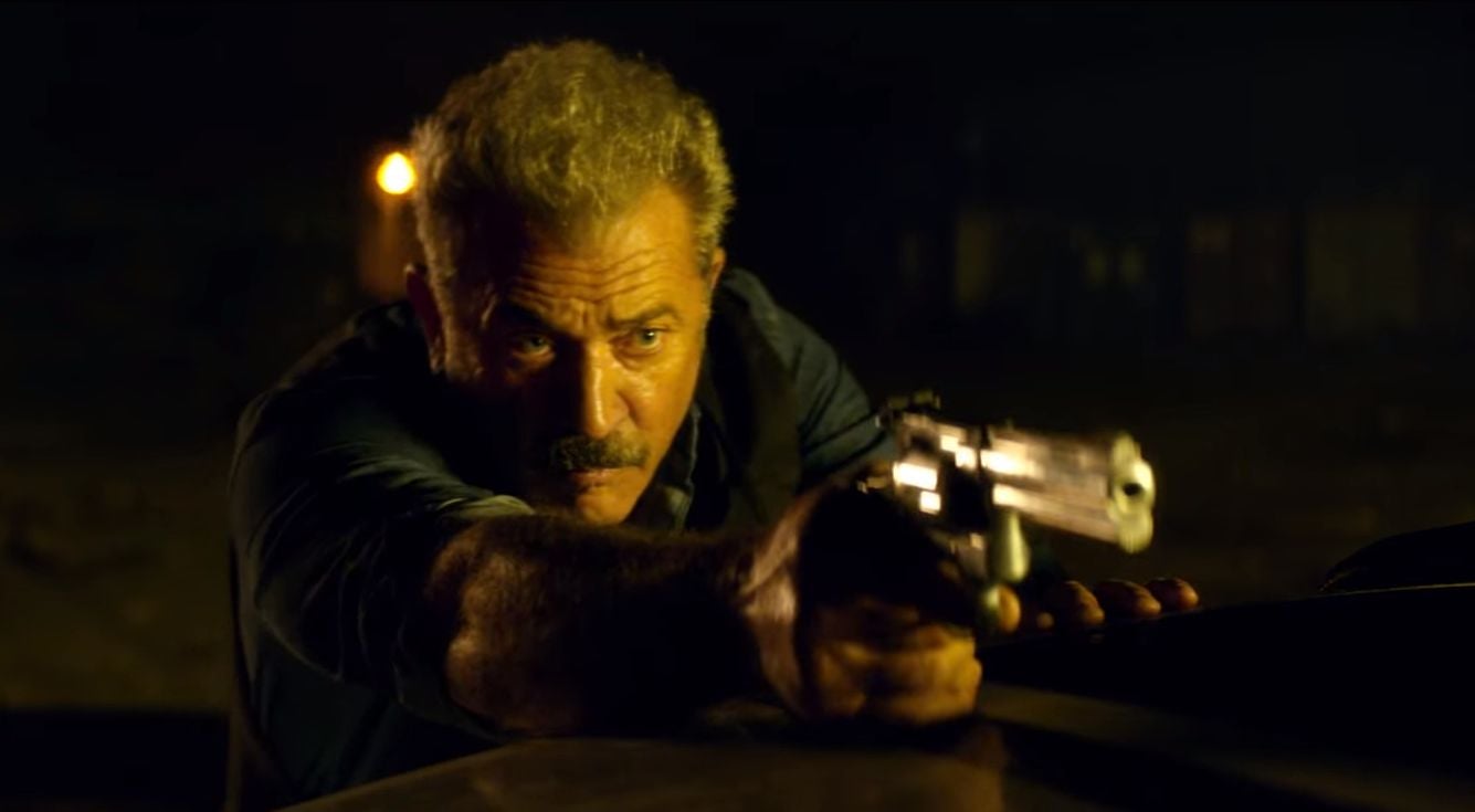 Mel Gibson a Vince Vaughn sa stávajú chladnokrvnými zapredanými policajtmi v honbe za bankovými lupičmi (Recenzia)