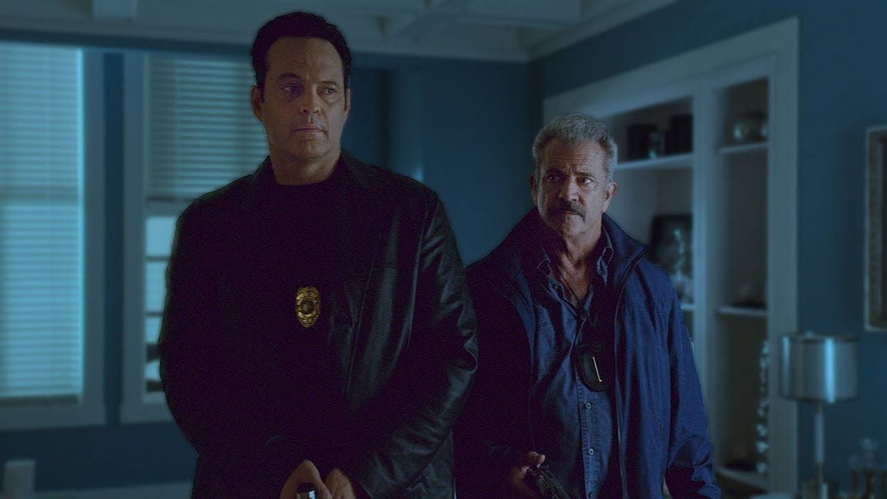 Mel Gibson a Vince Vaughn sa stávajú chladnokrvnými zapredanými policajtmi v honbe za bankovými lupičmi (Recenzia)