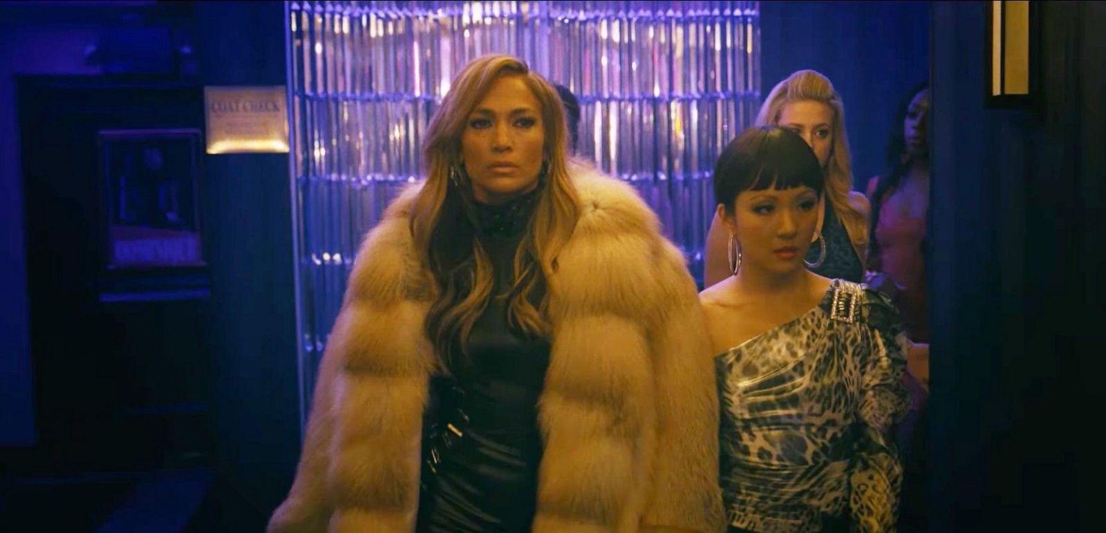 Zlatokopky na čele so sexy 50-ročnou Jennifer Lopez nadrogujú podnikateľov, len aby ich okradli (Recenzia)