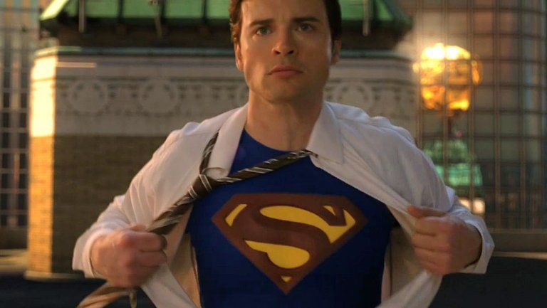 Tom Welling zo Smallville si znova zahrá Supermana. Vo veľkom crossoveri s Arrow a Flash sa stretne so staršími hercami z DC