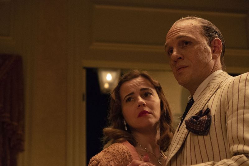 Recenzia: Al Capone v podaní Toma Hardyho kadí do plienok, slintá a trápia ho halucinácie. Mal by si film vidieť?