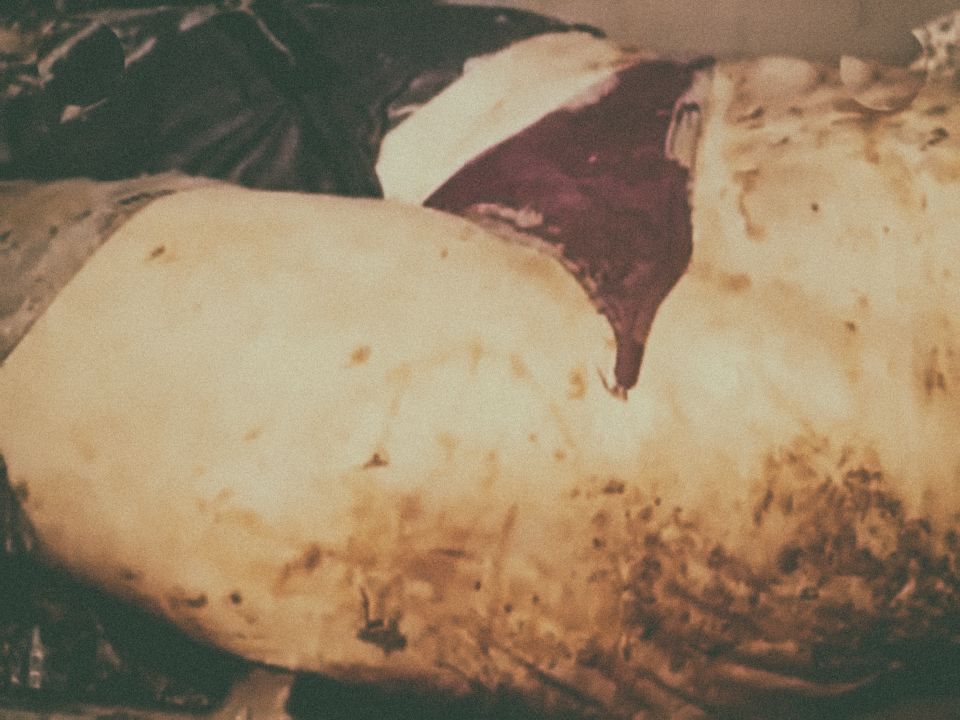 Priamo pred očami iba trojročného syna rozrezal svoju priateľku. Polícia v jeho byte našla 22 kg ľudského mäsa