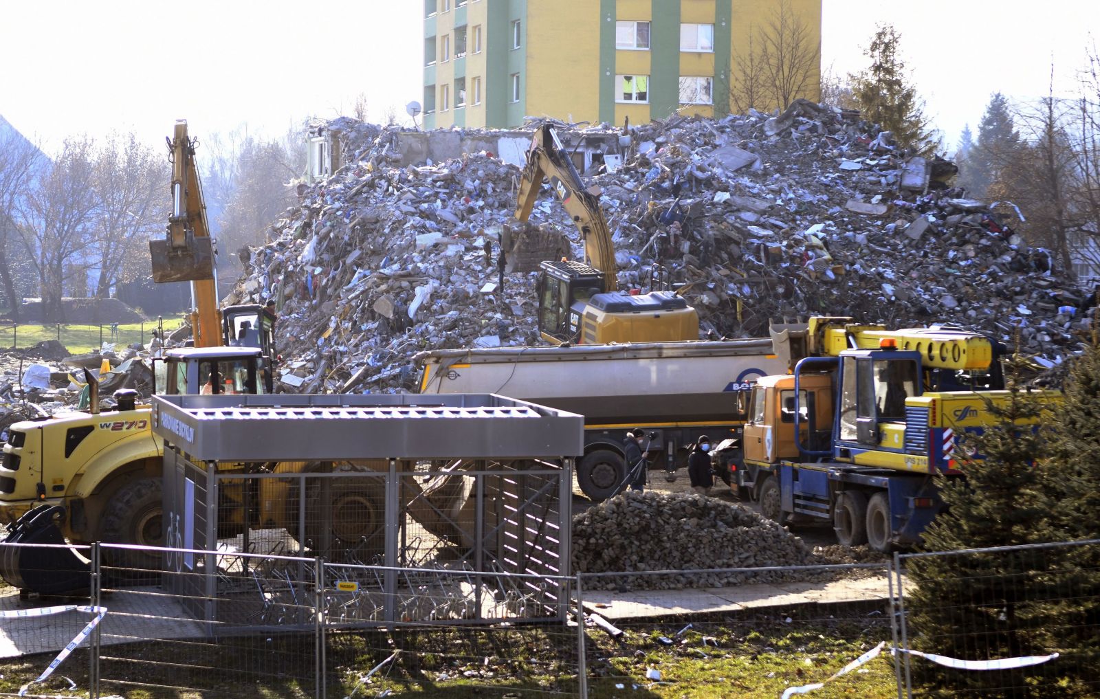 Takto vyzerá zbúraná prešovská bytovka. Z miesta už odvážajú sutiny