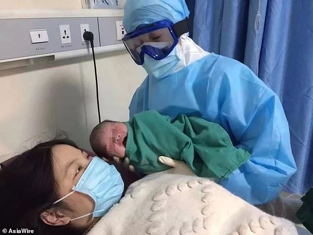 Doktori odrodili matku s podozrením na nákazu koronavírusom