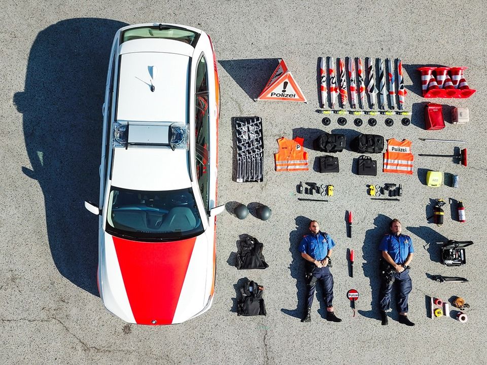 Výzva pre policajtov z celého sveta: Na fotografiách z dronu vyzerajú ako lego postavičky