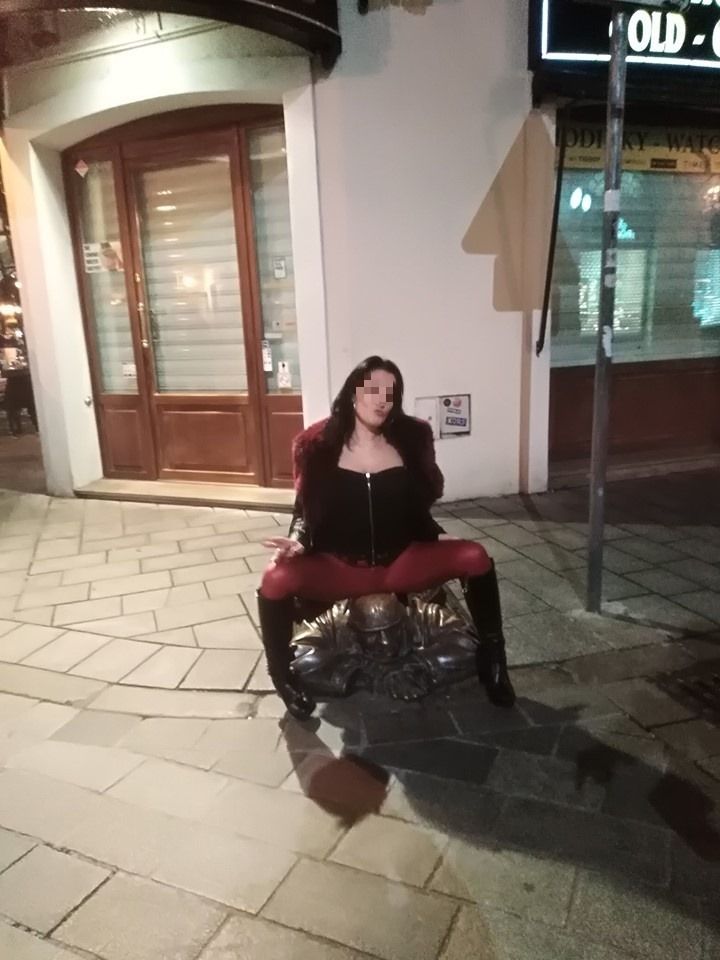 Roztiahla nohy a sadla si na bratislavského Čumila. Žena z fotografie sa stala terčom hromadnej kritiky