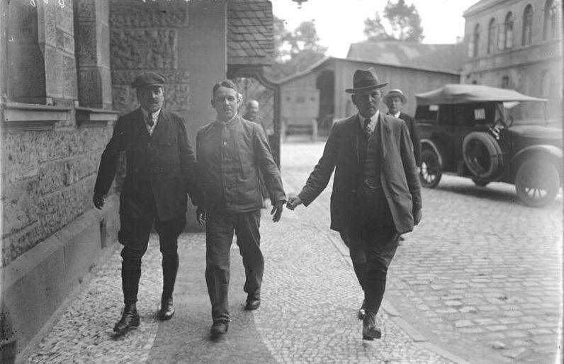 Fritz Haarmann (v strede)