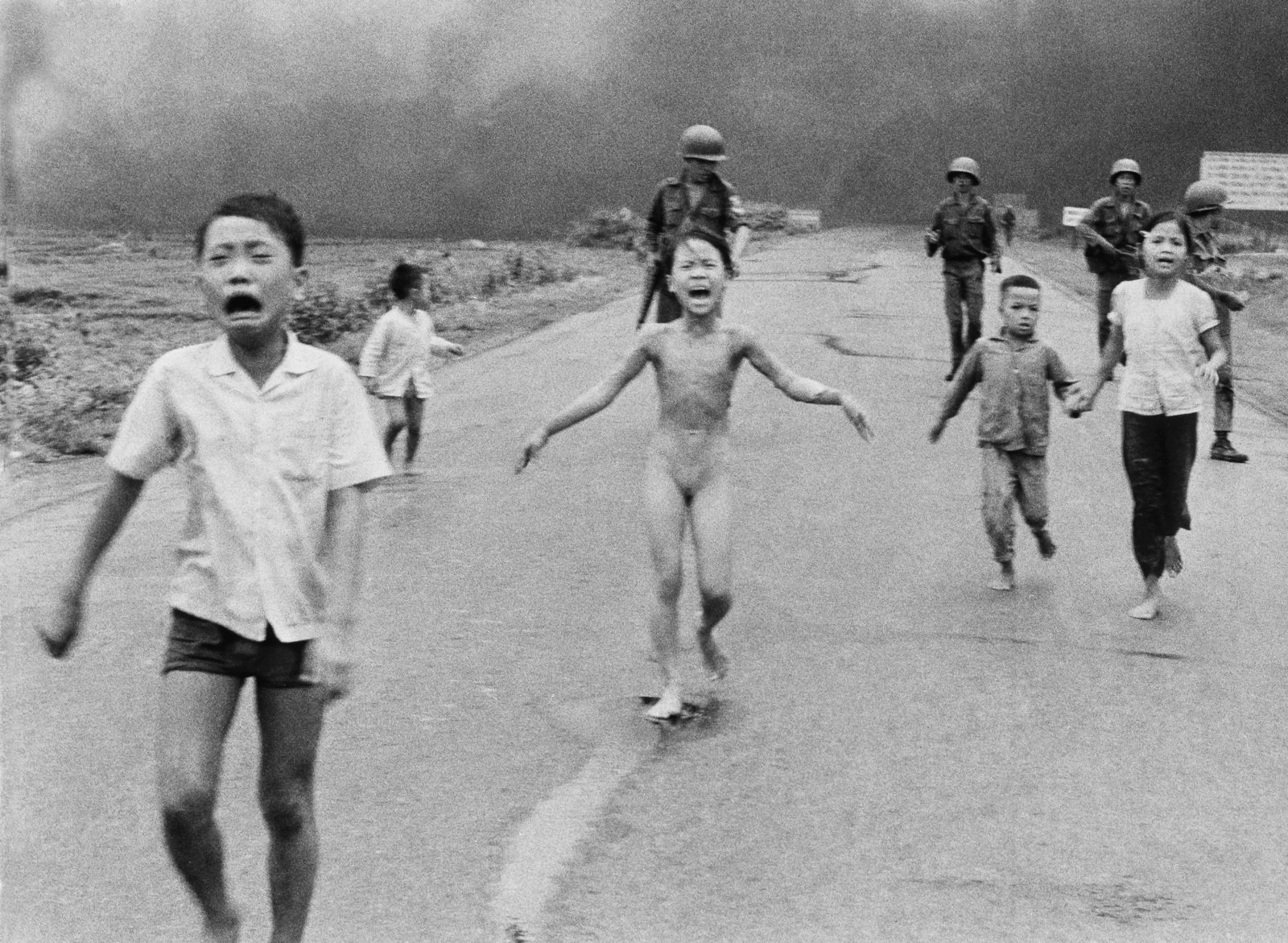 Vystrašené a zranené vietnamské deti