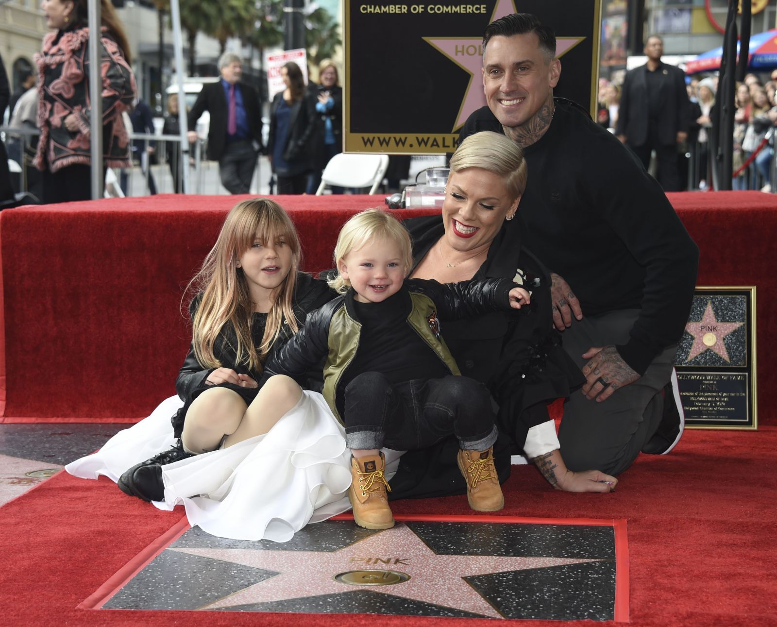 Deti speváčky Pink obdarovali svoju mamu vlastnoručne vyrobenou cenou Grammy, keď žiadnu oficiálnu nezískala