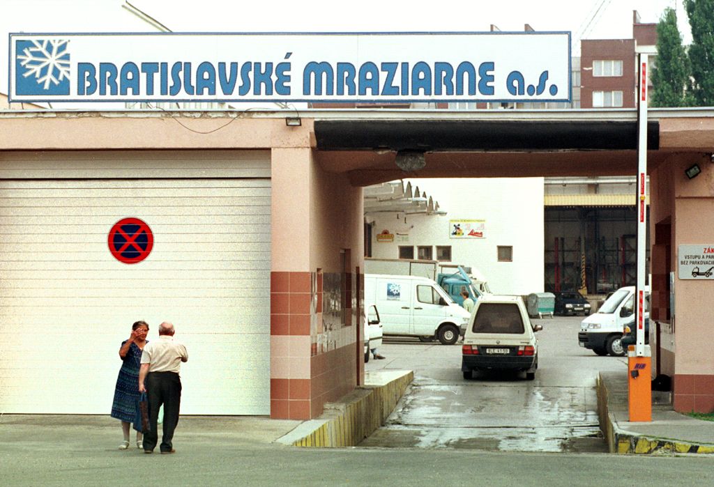 Na tomto mieste 4. augusta 1999 zavraždili Petra Steinhübela (Bratislavské mraziarne – Trenčianska ulica v Bratislave)