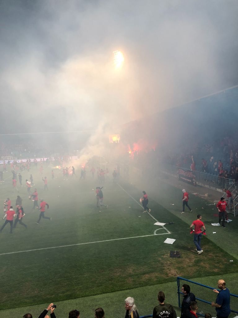 Slovenskí futbaloví chuligáni vypálili trávnik a zničili tribúnu vynoveného štadióna