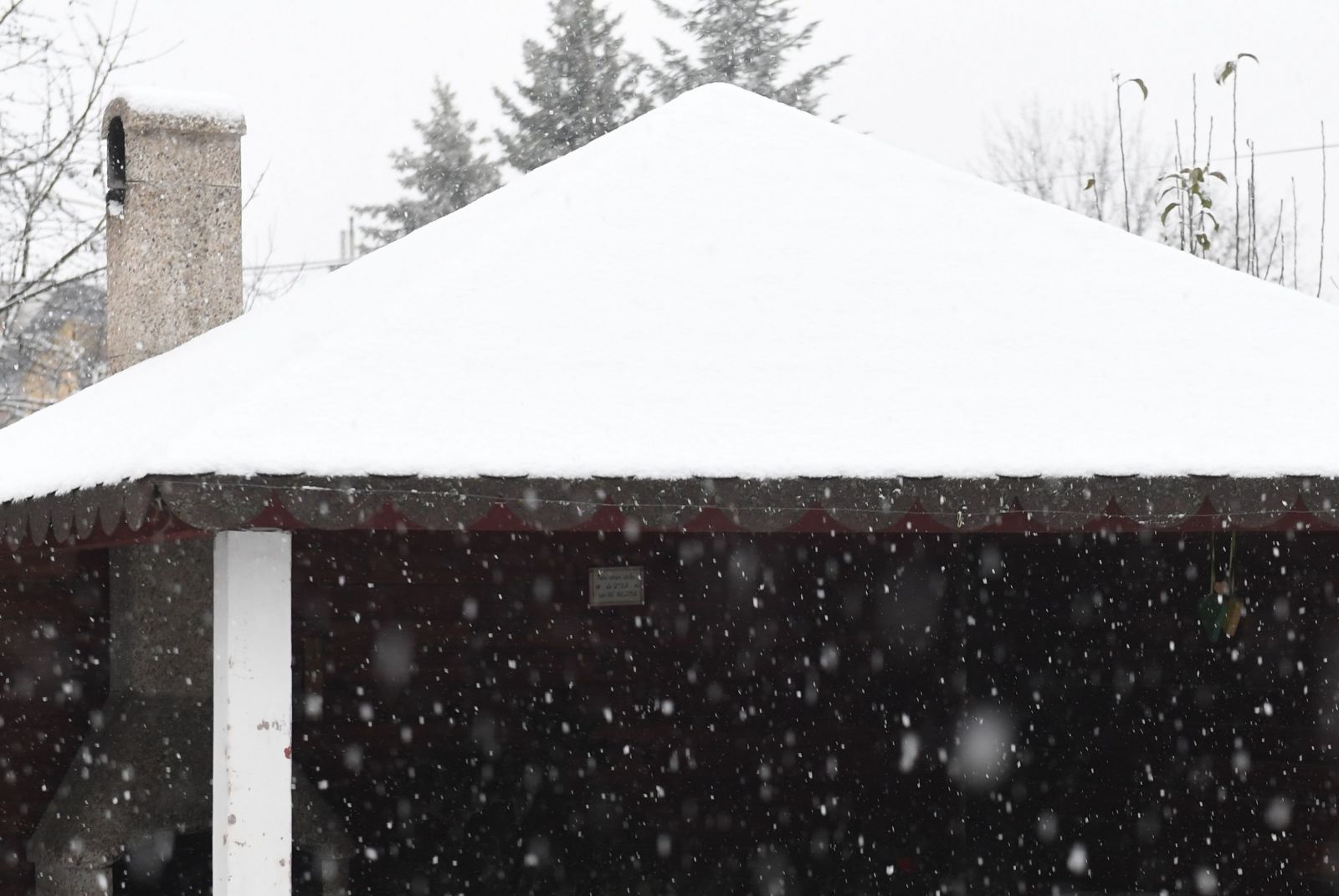 Slovensko zasiahla prvá vlna snehu, v Bratislave sa tvoria zápchy