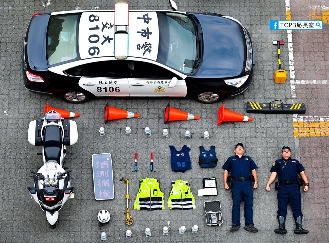 Výzva pre policajtov z celého sveta: Na fotografiách z dronu vyzerajú ako lego postavičky