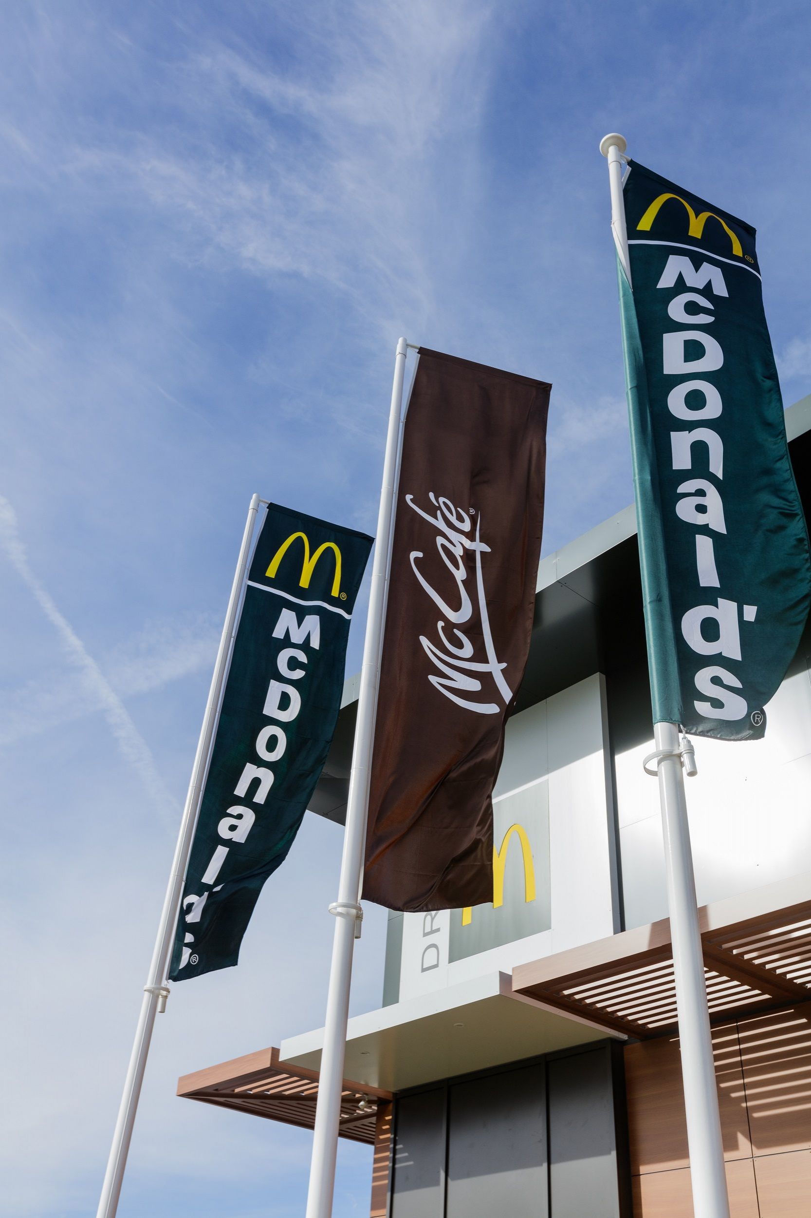 McDonald's začínal na Slovensku s prevádzkou v Banskej Bystrici, dnes ich má 35 a zamestnáva 2 600 ľudí