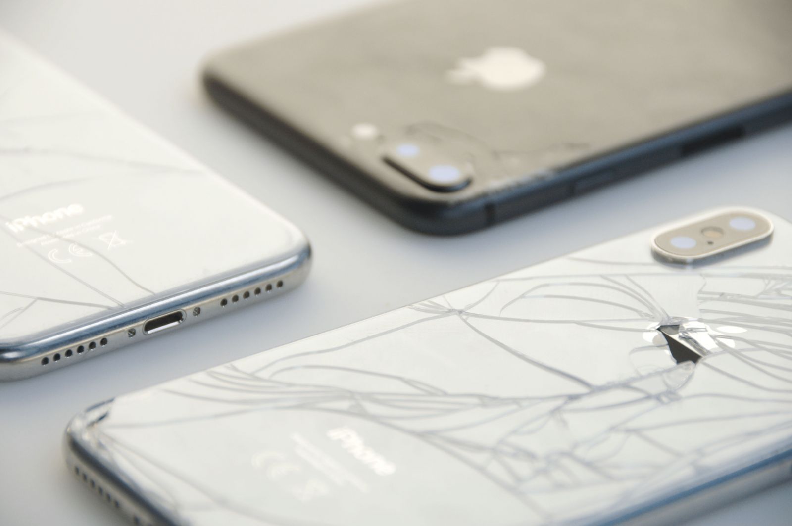 Rozbil si zadné sklo na iPhone? Na jeho výmene môžeš ušetriť stovky eur