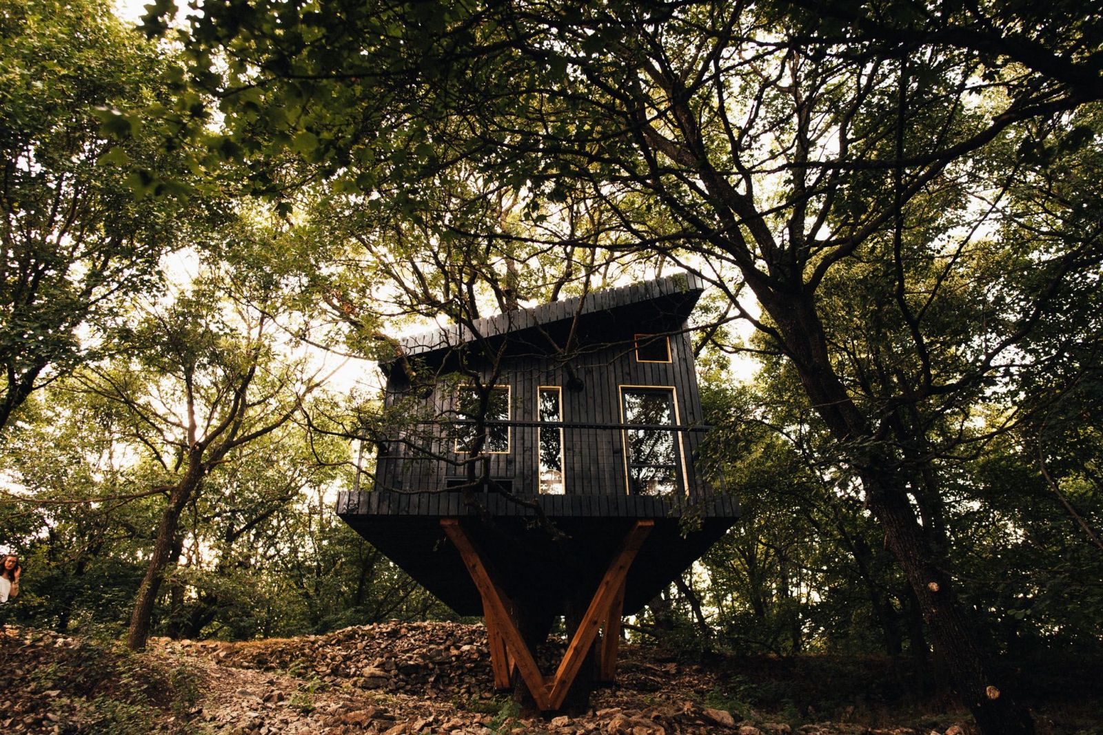 Čarovné domčeky na stromoch, v ktorých si môžeš užiť rozprávkový oddych aj ty